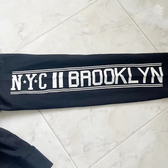 H&M Divided New York NYC Brooklyn Graphic Black Long Sleeve Crewneck Sweatshirt - Picture 5 of 6